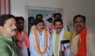 वाराणसी में बूथ स्तर पर कार्यकर्ताओं का भाजपा के महानगर अध्यक्ष ने किया सम्मान