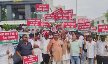 प्रयागराज में अखिलेश यादव के दौरे के दौरान मेजा विधायक से नाराज लोगों ने किया विरोध प्रदर्शन