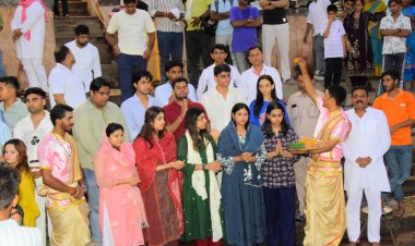 वाराणसी : अखिलेश यादव की बेटी टीना और अदिति ने सांसद प्रिया सरोज के साथ किया गंगा पूजन