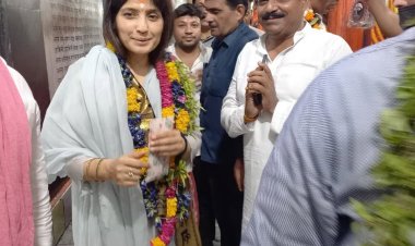 सपा सांसद डिम्पल यादव ने काशी के कोतवाल बाबा कालभैरव के दरबार में लगाई हाजिरी