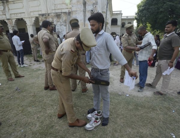 उप्र पुलिस भर्ती परीक्षा : पहले दिन 25 फीसदी ने छोड़ी परीक्षा, दो गिरफ्तार
