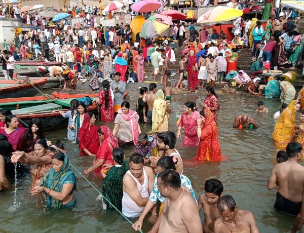 वाराणसी: पुरुषोत्तम मास के परमा एकादशी पर हजारों श्रद्धालुओं ने पवित्र गंगा में लगाई पुण्य की डुबकी
