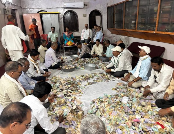 मां विंध्यवासिनी के चरणों में उमड़ी श्रद्धा, दो दानपात्रों से निकले 9.17 लाख रुपये