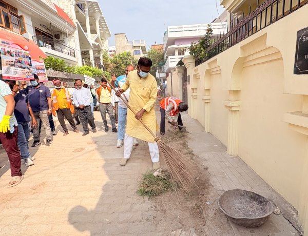 महापौर गणेश केसरवानी ने खुद संभाली झाडू, बोले- स्वच्छता हर नागरिक का दायित्व