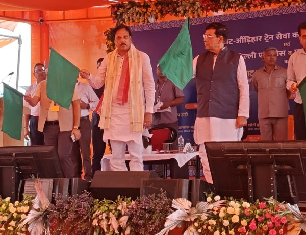 मऊ को तीन रेल सुविधाओं की मिली सौगात, यूपी के कैबिनेट मंत्री एके शर्मा कार्यक्रम में हुए शामिल