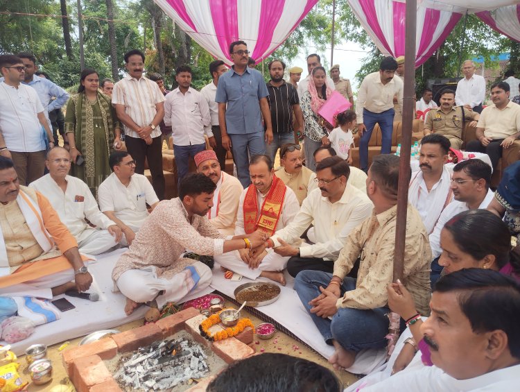 मुख्यमंत्री याेगी की पहल पर 48 वर्ष बाद संभल के दंगा पीड़ित परिवार काे मिली जमीन, प्रभारी मंत्री ने किया भूमि पूजन