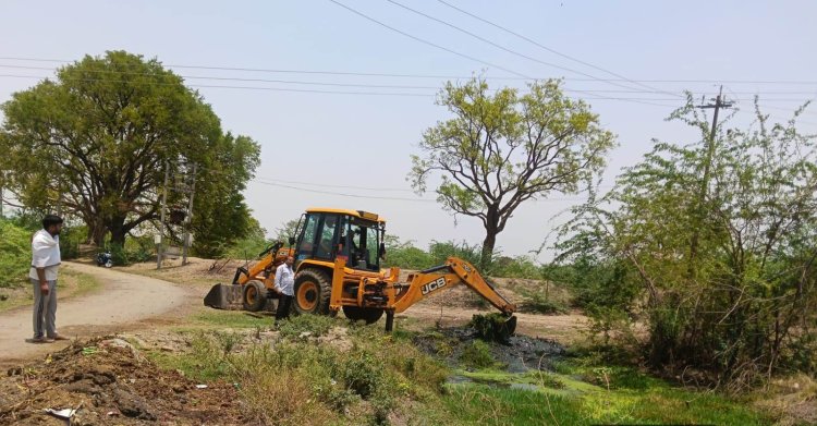 ग्रामीणों की शिकायत पर जिलाधिकारी की कार्रवाई, नाला सफाई के लिए भैंसापाली गांव पहुंचा बुलडोजर