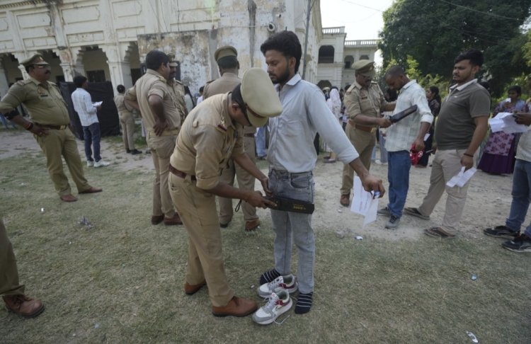 उप्र पुलिस भर्ती परीक्षा : पहले दिन 25 फीसदी ने छोड़ी परीक्षा, दो गिरफ्तार