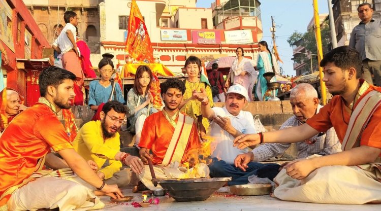वाराणसी : पर्यावरण संरक्षण के लिए दशाश्वमेध घाट पर हवन, श्रद्धालु भी हुए शामिल