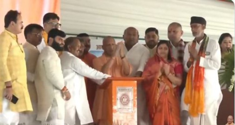 मुख्यमंत्री योगी ने किया वीरांगना झलकारी बाई की प्रतिमा का अनावरण