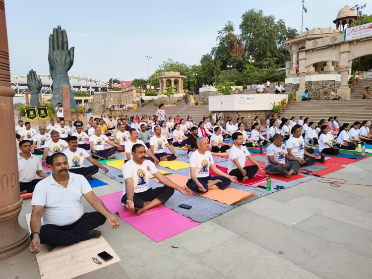 वाराणसी: नमोघाट पर सीआरपीएफ के जवानों ने पूरे उत्साह के साथ किया योगाभ्यास
