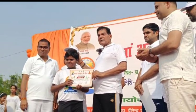 मऊ के स्टेडियम में नगर विकास मंत्री ने किया याेगाभ्यास