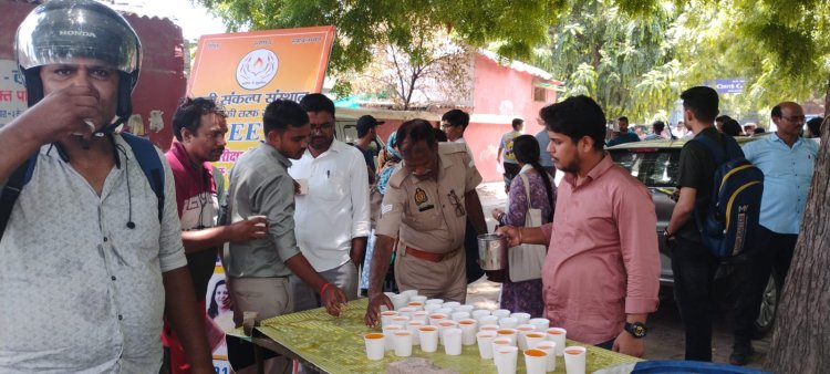 नीट परीक्षा में परीक्षार्थियों, अभिभावकों और सुरक्षाकर्मियों काे वितरण किया निःशुल्क शरबत 
