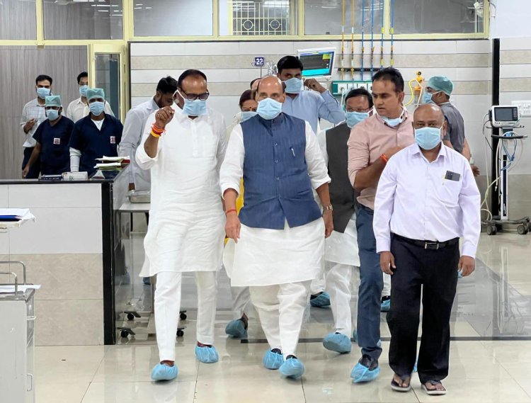 कोचिंग अग्निकांड : लखनऊ पहुंचे राजनाथ सिंह ने घटनास्थल का लिया जायजा, ट्रामा सेंटर में भर्ती घायलों से भी मिले