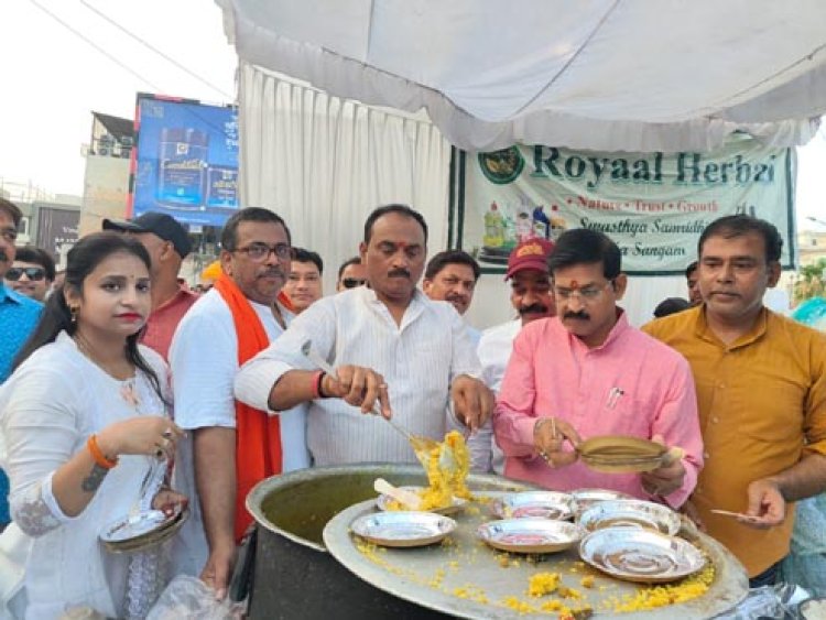 जेठ के आखिरी बड़े मंगलवार को प्रसाद व शरबत का वितरण