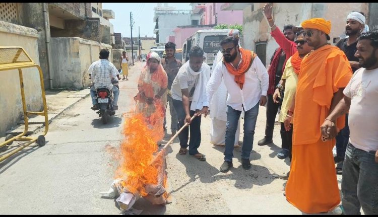 अरविंद केजरीवाल का सनातन रक्षक संघ ने किया विरोध, फूंका पुतला
