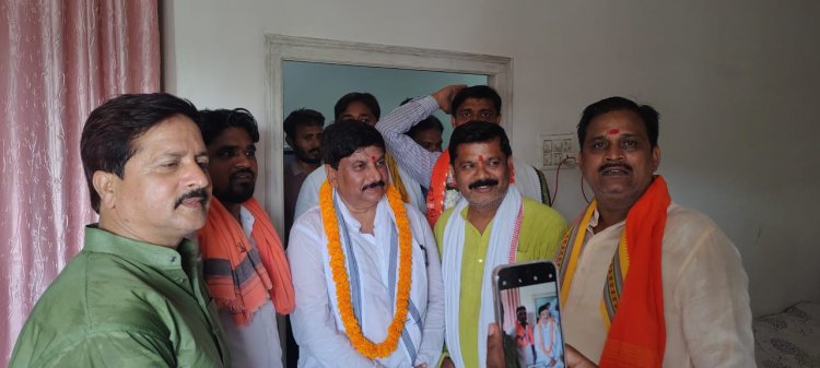 वाराणसी में बूथ स्तर पर कार्यकर्ताओं का भाजपा के महानगर अध्यक्ष ने किया सम्मान
