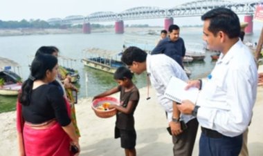 वाराणसी में गंगा के किनारे घाटों पर फूल माला बेचने वाले बच्चों की शिक्षा को लेकर चिंतित हुई राज्य मंत्री