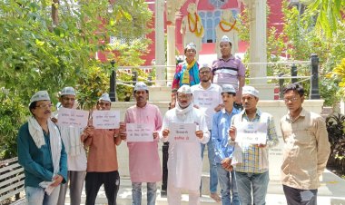 वाराणसी : नीट पेपर लीक के विरोध में आम आदमी पार्टी ने किया प्रार्थना सभा