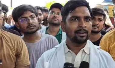 बिजली-पानी और हॉस्टल की समस्याओं पर फूटा मेडिकल छात्रों का गुस्सा, कॉलेज परिसर में दिया धरना