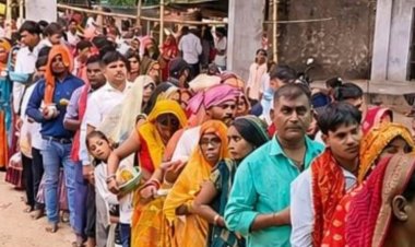 मीरजापुर : रिमझिम फुहारों के बीच शीतला और दुलारो देवी धाम में उमड़ा श्रद्धालुओं का सैलाब