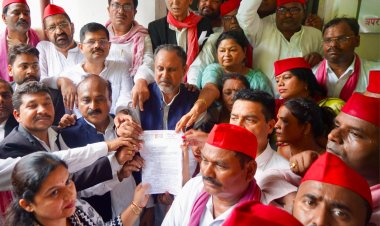 अखिलेश यादव पर सोशल मीडिया टिप्पणी के विरोध में सपाइयों का प्रदर्शन, राज्यपाल को संबोधित सौंपा ज्ञापन