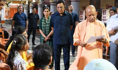 प्रतिकूल मौसम में भी मुख्यमंत्री योगी ने गाेरखपुर में किया जनता दर्शन