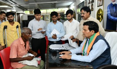 नगर विकास एवं ऊर्जा मंत्री ने आवास पर की जनसुनवाई
