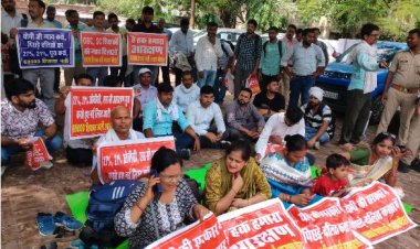 बेसिक शिक्षा निदेशालय के बाहर धरने पर बैठे 69 हजार शिक्षक भर्ती के अभ्यर्थी