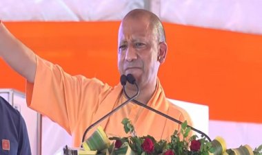मुख्यमंत्री ने भीड़ में खड़े युवक को मंच पर बुलाया, पीठ थपथपाकर दिया आशीर्वाद