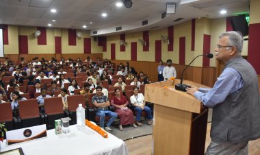 विद्यार्थियों में तार्किक चिंतन, प्रभावी अभिव्यक्ति और नेतृत्व क्षमता बढ़ाते हैं 'मॉक पार्लियामेंट' : प्रो. अजित कुमार चतुर्वेदी