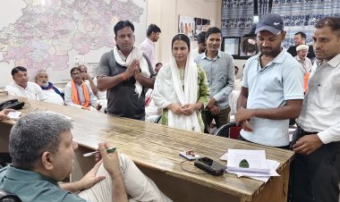 जनसंवाद में कैबिनेट मंत्री आशीष पटेल ने सुनीं लोगों की समस्याएं