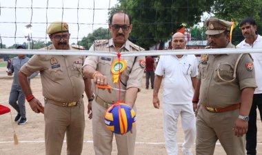 रिजर्व पुलिस लाइंस में 74वीं अंतरजनपदीय वॉलीबॉल क्लस्टर प्रतियोगिता शुरु, सात जनपदों के खिलाड़ी दिखा रहे दमखम
