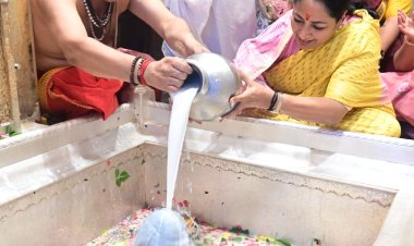 काशी में मुख्यमंत्री रेखा गुप्ता ने बाबा विश्वनाथ के श्रीचरणों में किया जलाभिषेक