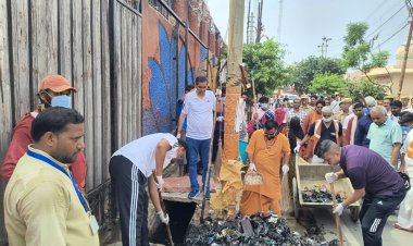 वृंदावन में परिक्रमा मार्ग पर चला स्वच्छता महाअभियान , अधिकारियों और प्रबुद्धजनों ने किया श्रमदान