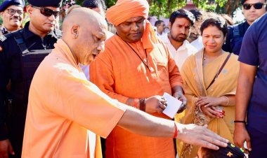 मुख्यमंत्री योगी ने देवीपाटन मंदिर में की मां पाटेश्वरी की आराधना, गौशाला में गायों को खिलाया हरा चारा