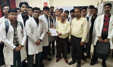 केजीएमयू के एमबीबीएस विद्यार्थियों ने भत्ता बढ़ाने की मांग को लेकर किया विरोध प्रदर्शन