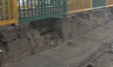 नोएडा शहर में तेज बारिश के चलते डिवाइडर की रिटर्निंग वाॅल भरभराकर गिरी, राहगीर को लगी चोट