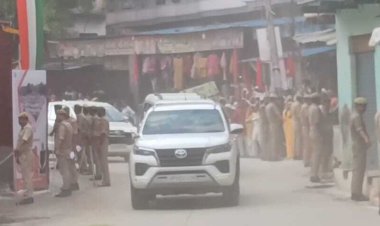 मुख्यमंत्री योगी आदित्यनाथ ने संत रविदास के चौखट पर टेका मत्था