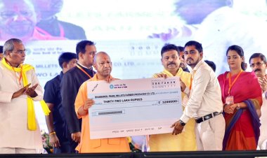 गाजीपुर : मुख्यमंत्री ने बुलाया तो दौड़कर मंच पर पहुंचीं महिलाएं, भेंट किया हाथ से बनाया गया चित्र