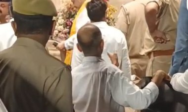 व्यापारी कल्याण दिवस के कार्यक्रम में बैंक्विट हॉल की लिफ्ट टूटकर गिरी, कई बड़े व्यापारी और भाजपा नेता फंसे, मुकदमा दर्ज
