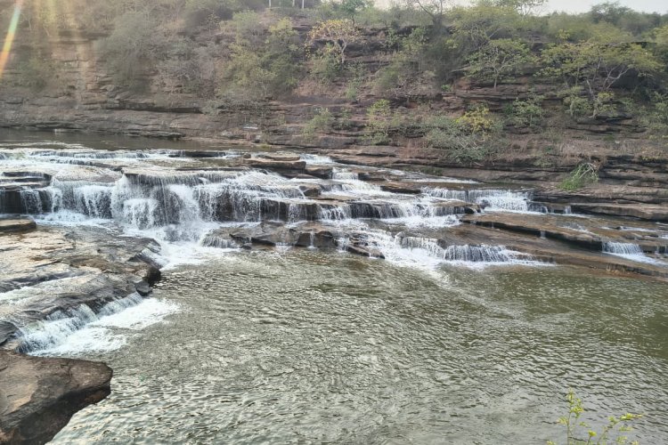 मीरजापुरः पर्यटकों के लिए 11 जुलाई से खुलेगा लिखनिया दरी, पार्किंग की टेंडर प्रक्रिया पूरी