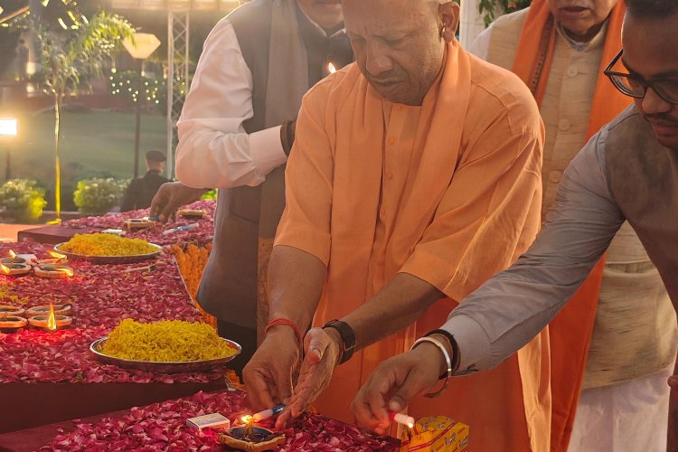 गुरु रविदास महाराज समरसता दीप अभियान में मुख्यमंत्री योगी ने जलाया दीप
