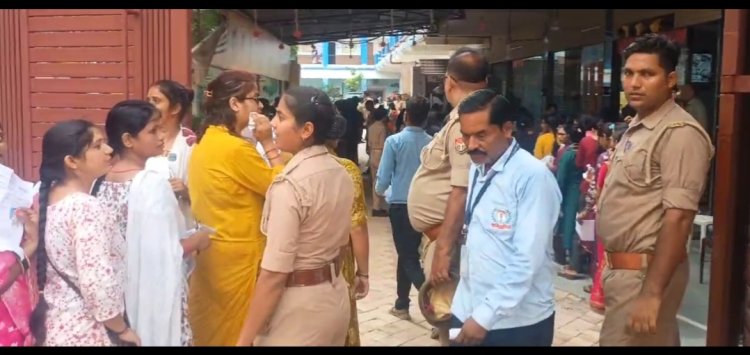 यूपीटीईटी परीक्षा-2026 : पहले दिन की दो पालियों में 955 केंद्रों पर 6.84 लाख अभ्यर्थी शामिल, 15 फर्जी परीक्षार्थी पकड़े गए