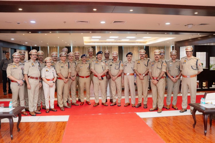 पुलिस मुख्यालय में की गई पदोन्नति प्राप्त पुलिस अधिकारियों की पिपिंग सेरेमनी