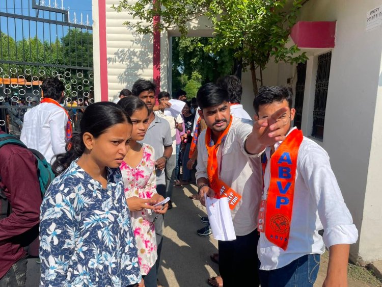 विश्वविद्यालय प्रवेश परीक्षा में अभाविप के हेल्प डेस्क ने निभाई सेवा की भूमिका, विभिन्न जिलों से आए अभ्यर्थियों को मिला सहयोग