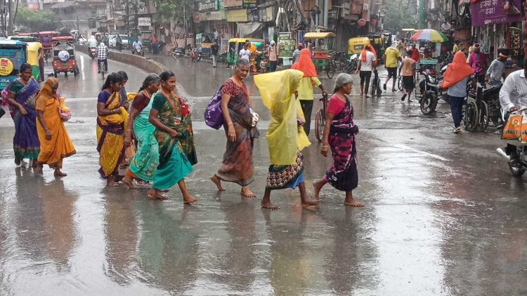 मानसून की पहली दस्तक में ही वाराणसी में जलभराव, कचहरी पर भी जूझते दिखे अधिवक्ता