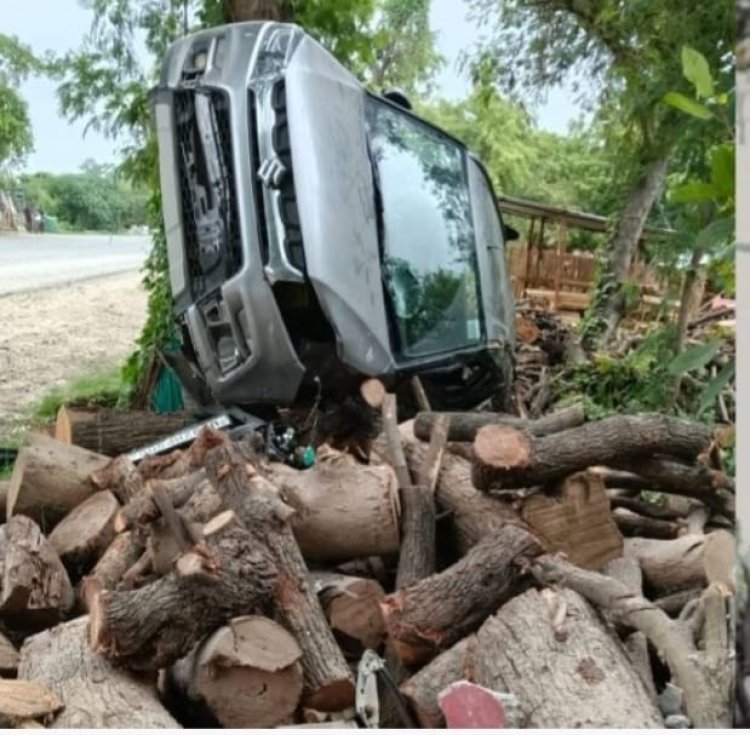 तेज रफ्तार कार लकड़ी के ढेर पर चढ़ी, युवक की मौत, परिजनों ने जताई हत्या की आशंका