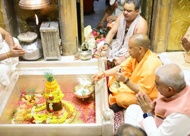 मुख्यमंत्री योगी ने बाबा विश्वनाथ के दरबार में लगाई हाजिरी, ज्योर्तिलिंग की विधिवत आराधना की