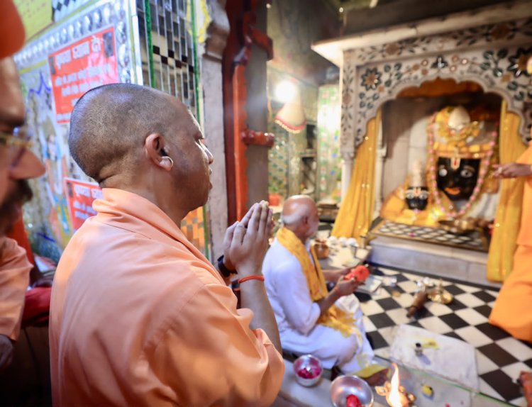 मुख्यमंत्री योगी ने चित्रकूट के प्रमुख संतों के साथ लगाई कामदगिरि पर्वत की पंचकोसी परिक्रमा